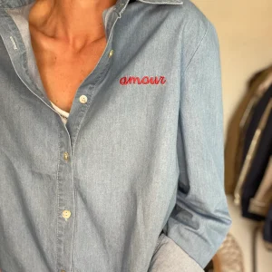 Chemise en coton brodé rouge amour IZÏA - Bleu jean