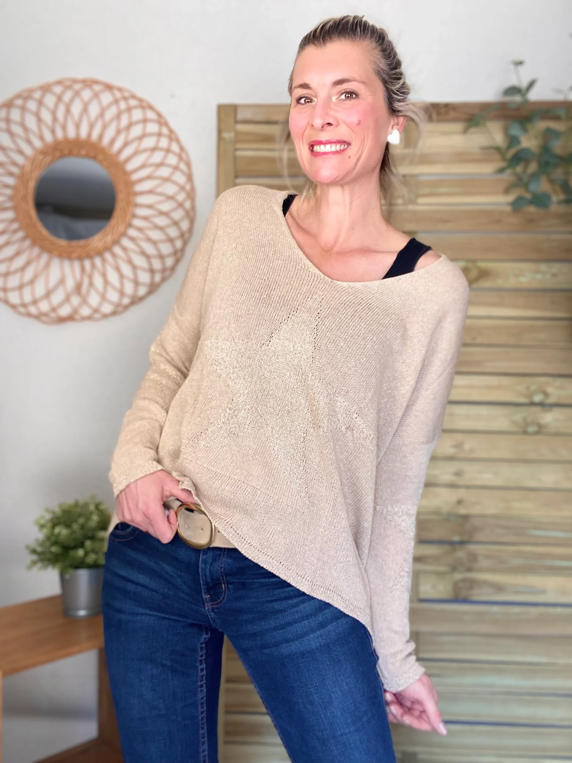Pull Oversize col V étoiles dorées ⭐️ ALMA - Beige - SOLDES
