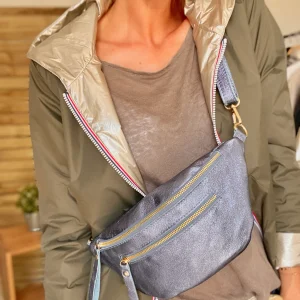 Sac banane en cuir irisé ERYN - Bleu Jean (9 coloris)