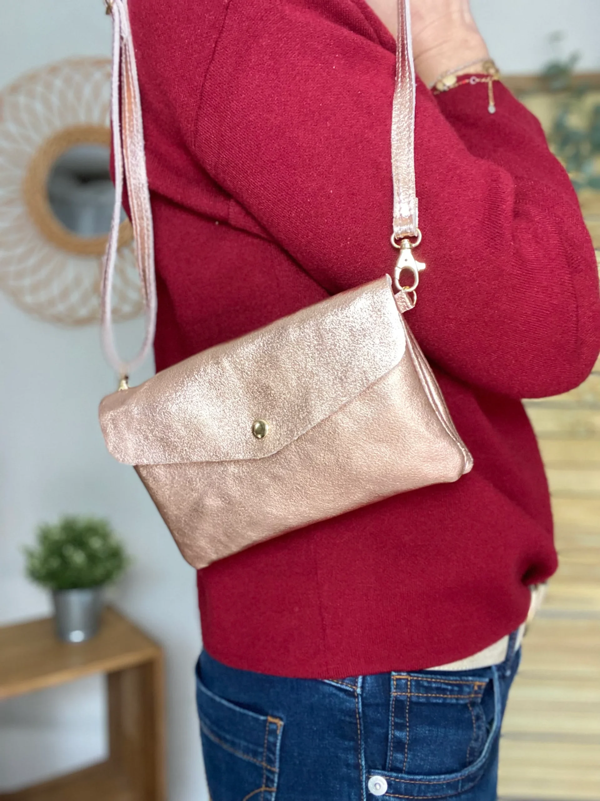 Sac bandoulière / Pochette en cuir irisé - BETTY - Cuivre (Rose Gold) – Image 2