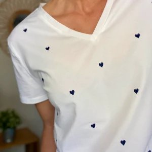 Tee shirt cœurs brodés bleu marine MILA 💙 Blanc - SOLDES