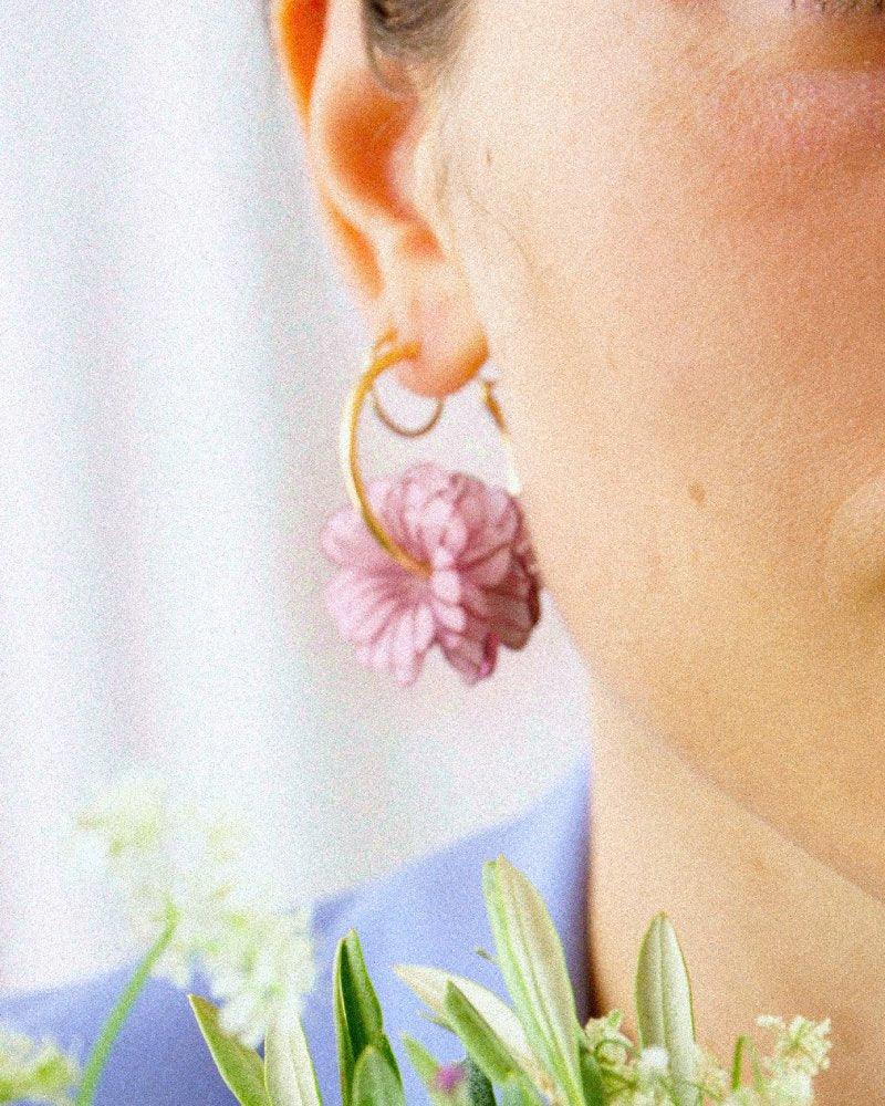 Bijoux créoles plaqué or Camélia – Image 3