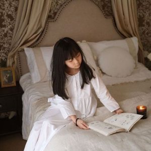 Joli pyjama blanc deux pièces avec dentelle