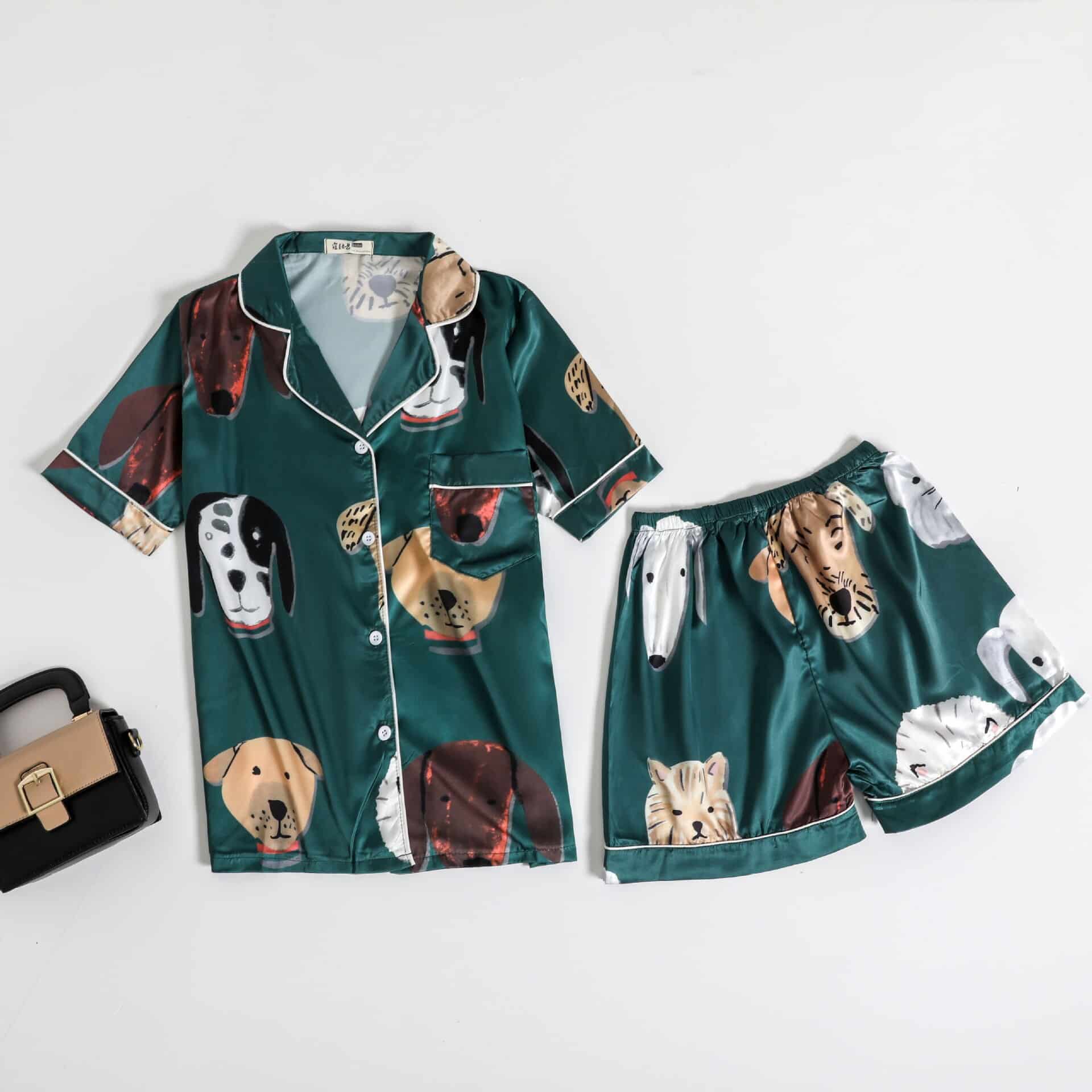 Pyjama automne deux pièces vert foncé en satin à motif chiens – Image 5