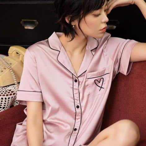 Pyjama d’été en satin – Image 7