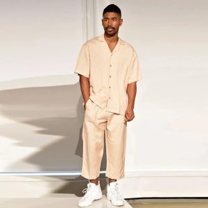 Pyjama d’été homme léger beige avec pantalon et chemise manches courtes
