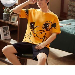 Pyjama d’été avec t-shirt orange à motif Simba et short noir pour homme