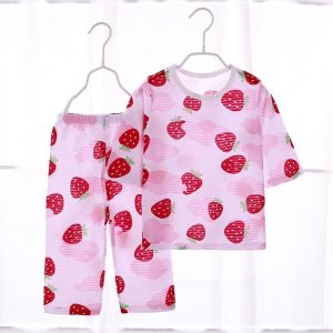 Pyjama d’été à manches trois-quarts motif fraise en coton pour enfants