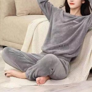 Pyjama pilou pilou gris pour femme avec pantalon et pull
