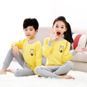 Pyjama printemps avec pull jaune et pantalon gris pour enfants