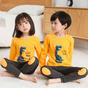 Pyjama pour enfant avec pull jaune à motif dinosaure et pantalon marron