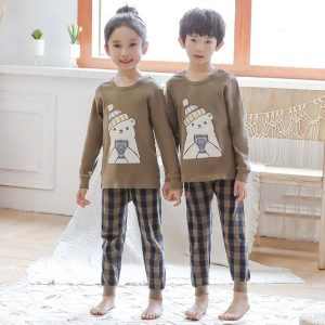 Pyjama printemps avec pull-over beige et pantalon carreaux pour enfants