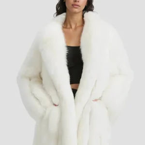 Veste longue en fourrure blanche